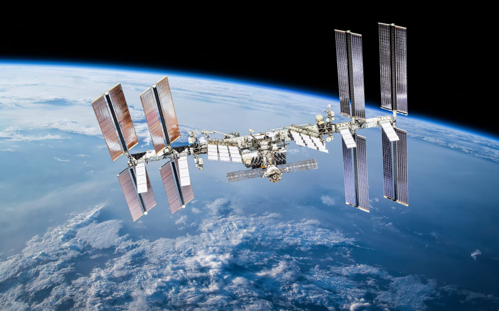 møde lede efter Født Where is the ISS Now? Track & Find the ISS Live in the Sky | Starlust