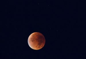image of blood moon taken from a phone