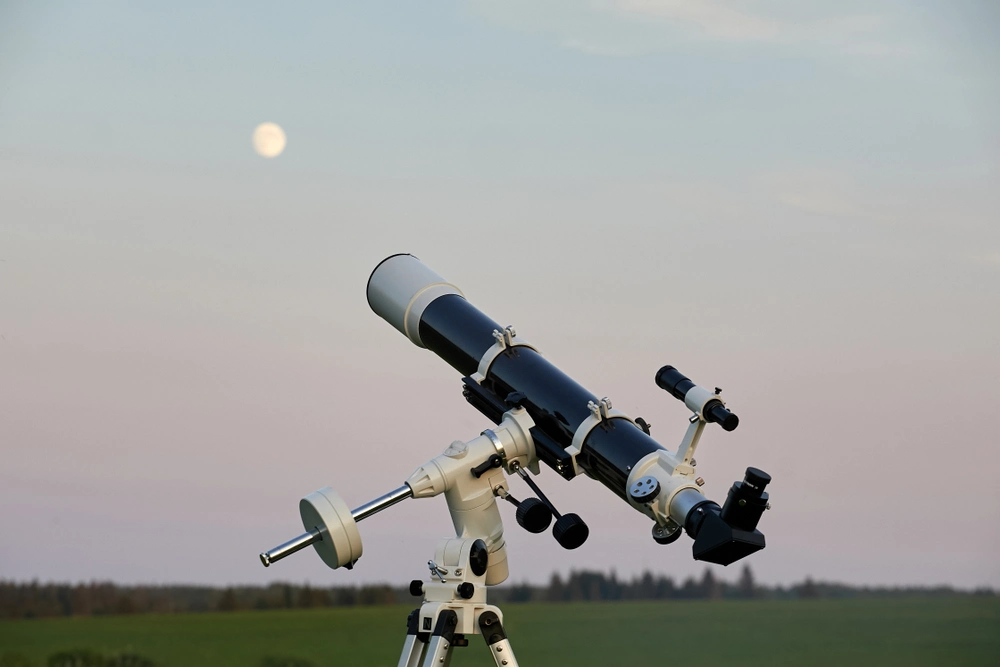 refractor telescope aimed at the moon