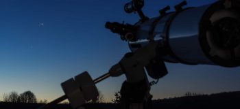 Télescope au coucher de soleil